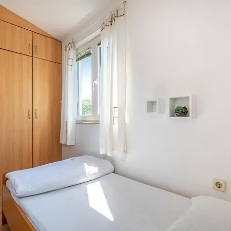 Pet Friendly In With Kitchen *