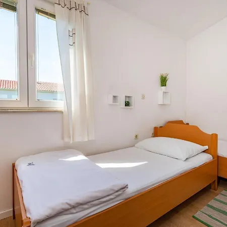 Pet Friendly In With Kitchen