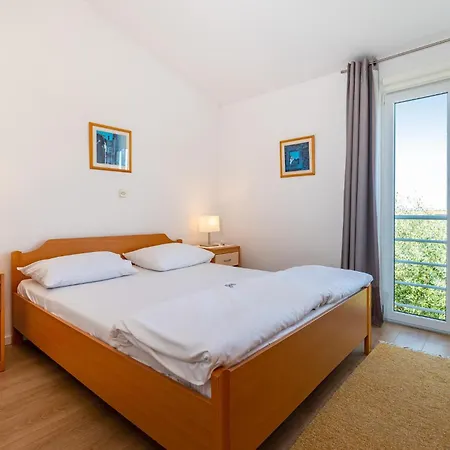 Pet Friendly In With Kitchen *